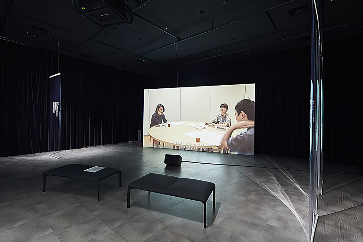 KOMORI Haruka +SEO Natsumi, The Visible World Shrank, 2020, Photo: KAWAJIRI Ryoichi, Coutesy of Sapporo Cultural Arts Community Center SCARTS