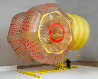 Haus-Rucker-Co, Gelbes Herz [Coeur jaune], 1968, Inflatable PVC plastic, tubular metal structure and 500 W electric fan, 360 x 480 x 240 cm, Paris, Centre Pompidou, Musée national d’art modern, © Haus-Rucker-Co, © Centre Pompidou, MNAM-CCI/Georges Meguerditchian/Dist. RMN-GP