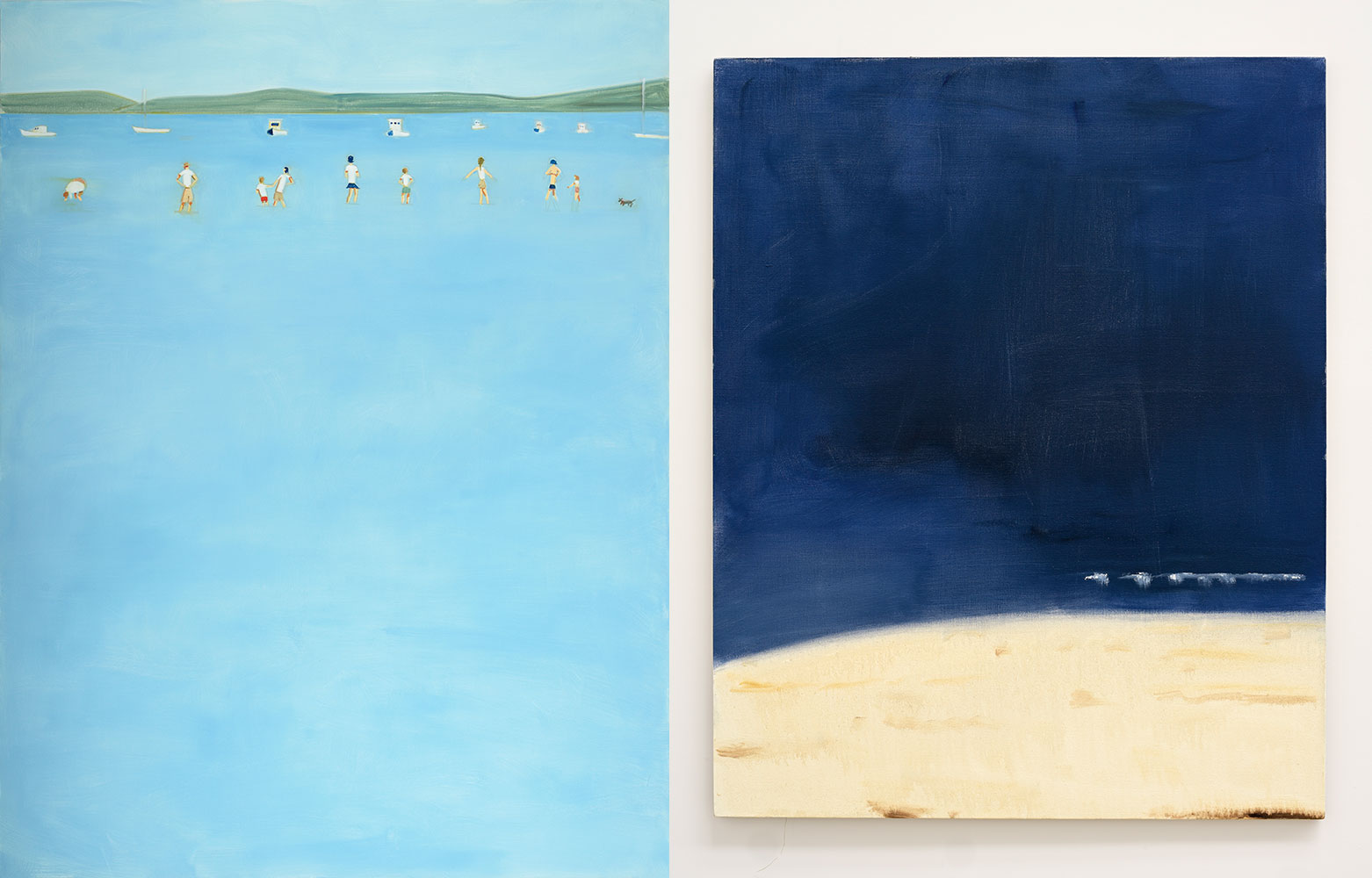 Left: Alex Katz, People, 2013, Oil on linen, 320 x 243,8 cm (126 x 96 in), © Alex Katz / Adagp, Paris, 2021, Courtesy Thaddaeus Ropac London/Paris/Salzburg/Seoul, Photo: Paul Takeuchi Right: Alex Katz, Small Wave, 2020, Oil on linen, 152,4 x 121,9 cm (60 x 48 in), © Alex Katz / Adagp, Paris, 2021, Courtesy Thaddaeus Ropac London/Paris/Salzburg/Seoul, Photo: Paul Takeuchi