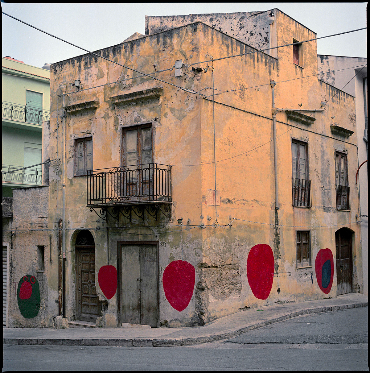 Giovanni Bosco, Mural painting in Castellammare del Golfo (Sicily), 2008, © Associazione Outsider Art Giovanni Bosco, Castellammare del Golfo Photo: Magali Koenig; Archives de la Collection de l'Art Brut