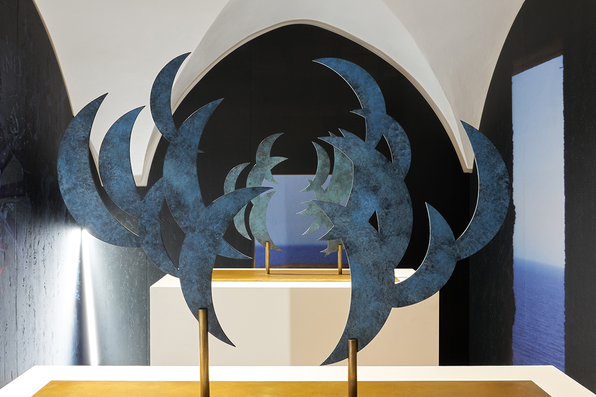 Exhibition view: Giovanni Ozzola invites Kiki Smith, Galleria Continua-San Gimignano, 2021, Courtesy: the artisst and GALLERIA CONTINUA, Photo: OKNO Studio