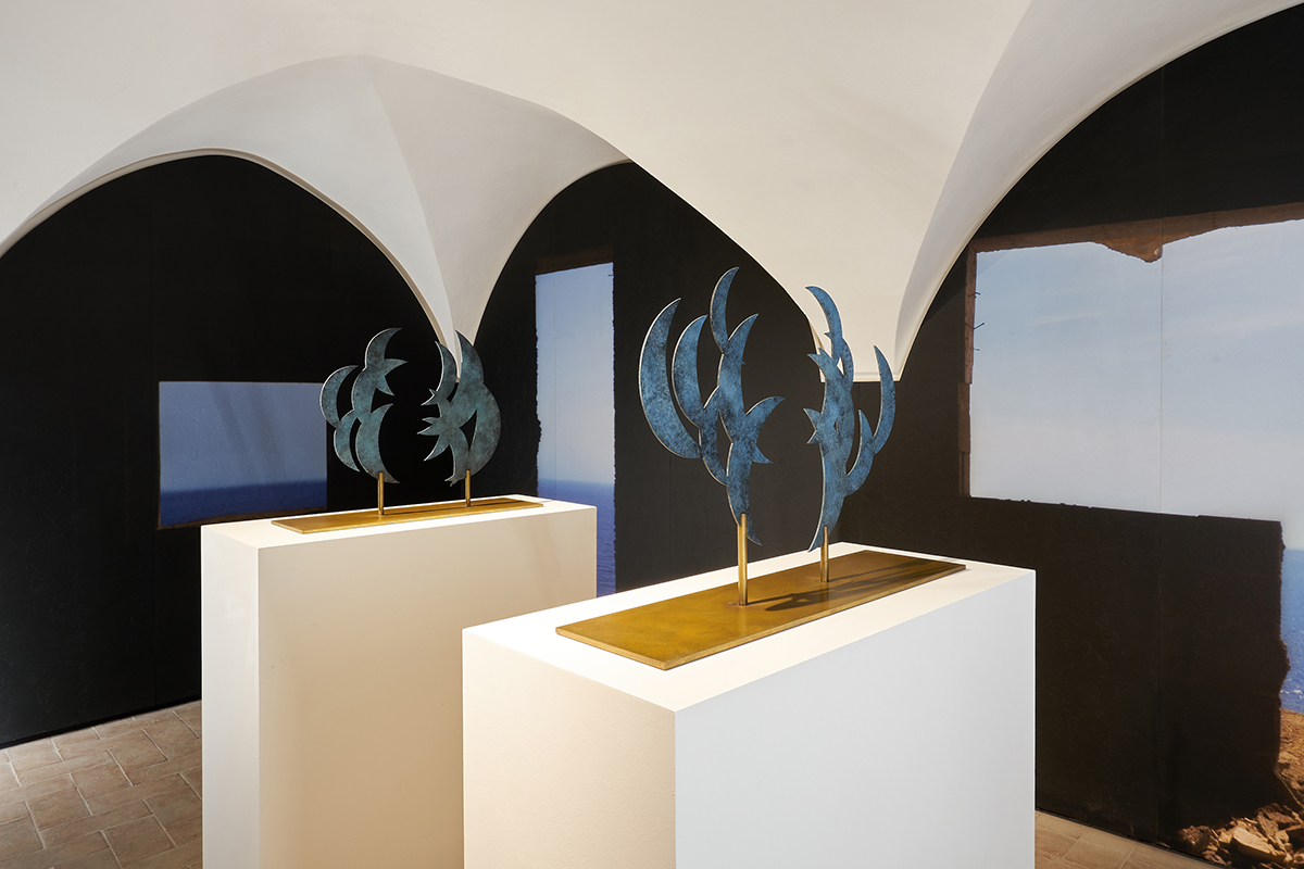 Exhibition view: Giovanni Ozzola invites Kiki Smith, Galleria Continua-San Gimignano, 2021, Courtesy: the artisst and GALLERIA CONTINUA, Photo: OKNO Studio