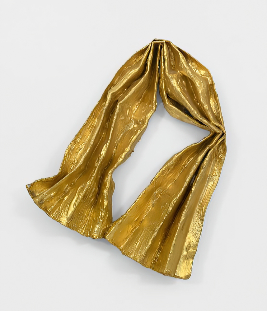 Lynda Benglis, Curren, 1979, brass wire mesh, plaster, gesso, oil based size, and gold leaf, 44.5 x 36.8 x 7 cm, © Lynda Benglis / Licensed by VAGA at ARS, New York, Courtesy the artist and Mnuchin Gallery