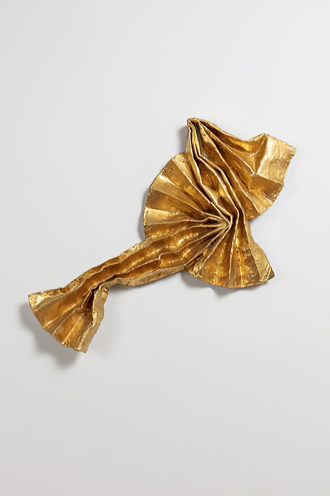 Lynda Benglis, Fan Bird, 1979, brass wire mesh, plaster, gesso, oil based size, and gold leaf, 68.58 x 88.9 x 10.16 cm, © Lynda Benglis / Licensed by VAGA at ARS, New York, Courtesy the artist and Mnuchin Gallery