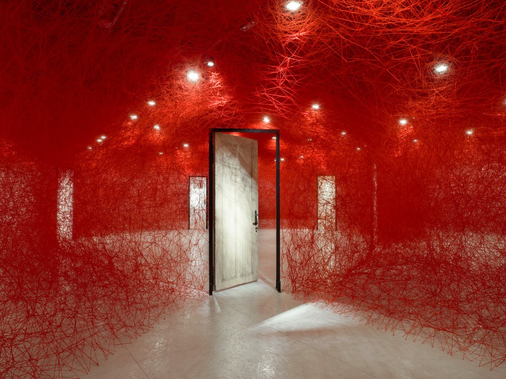 Chiharu Shiota, Tracing Boundaries, 2021. © Paula Virta / EMMA – Espoo Museum of Modern art