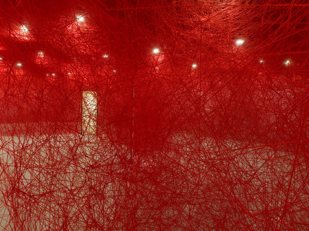 Chiharu Shiota, Tracing Boundaries, 2021. © Paula Virta / EMMA – Espoo Museum of Modern art