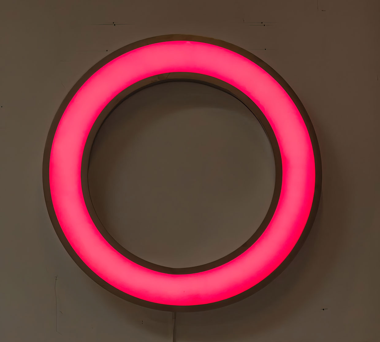 David Batchelor, Chromodisc (chromatic clock moving through the colour spectrum in 60 minutes), 2019, Steel, acrylic, LEDs, DMX controller, 81 x 81 x 9/31 7/8 x 31 7/8 x 3 ½, © David Batchelor, Photo: Lucy Dawkins, Courtesy the artist and Hauser & Wirth Gallery
