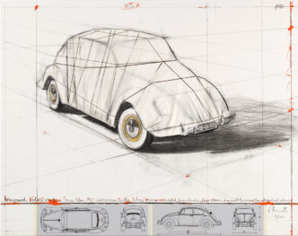 Christo, Wrapped Volkswagen (Project for 1961 Volkswagen Beetle Salon), 2013 (Project 1961), Collage graphic with original Volkswagen covered in fabric and hand- overpainting, 55.8 cm x 71 cm, Ed. Nr.: L/XC + 160 + 50 AP + 15 HC, Galerie Breckner, © Christo, VEGAP, Bilbao, 2022
