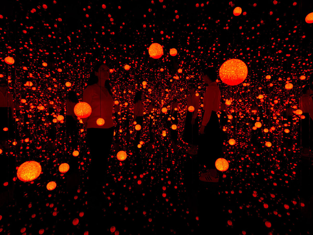 Yayoi Kusama, INFINITY MIRRORED ROOM - DANCING LIGHTS THAT FLEW UP TO THE UNIVERSE, 2019. Mirrored glass, wood, LED lighting system, metal and acrylic panel. © Yayoi Kusama, Courtesy of the artist, David Zwirner and PHI Foundation