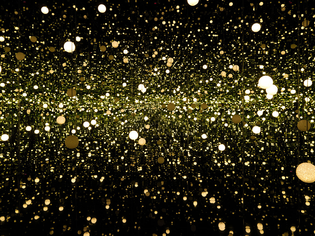 Yayoi Kusama, INFINITY MIRRORED ROOM - DANCING LIGHTS THAT FLEW UP TO THE UNIVERSE, 2019. Mirrored glass, wood, LED lighting system, metal and acrylic panel. © Yayoi Kusama, Courtesy of the artist, David Zwirner and PHI Foundation