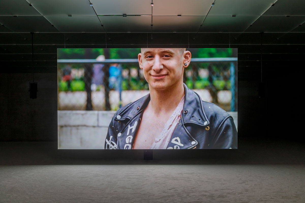 Jordan Wolfson, Raspberry Poser, 2012, Installation view, first floor Kunsthaus Bregenz, 2022, Photo: Markus Tretter, Courtesy Jordan Wolfson Studio, © Jordan Wolfson, Kunsthaus Bregenz