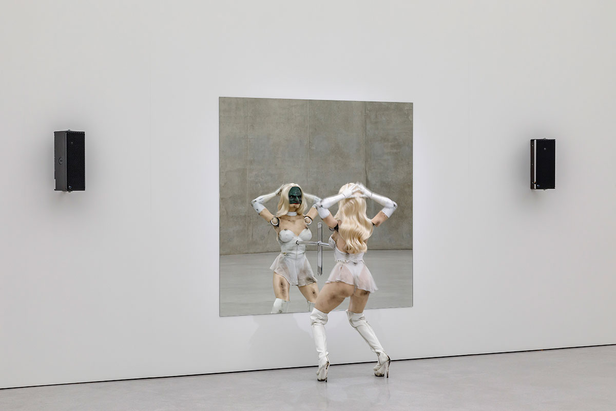 Jordan Wolfson, Female Figure, 2014, Installation view, third floor, Kunsthaus Bregenz, 2022, Photo: Markus Tretter, Courtesy Jordan Wolfson Studio, David Zwirner and Sadie Coles HQ-London, © Jordan Wolfson, Kunsthaus Bregenz