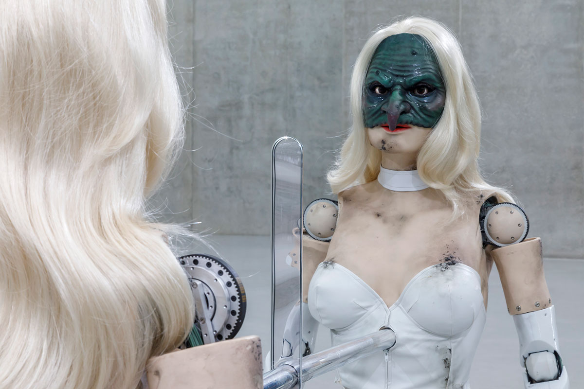 Jordan Wolfson, Female Figure, 2014, Installation view, third floor, Kunsthaus Bregenz, 2022, Photo: Markus Tretter, Courtesy Jordan Wolfson Studio, David Zwirner and Sadie Coles HQ-London, © Jordan Wolfson, Kunsthaus Bregenz