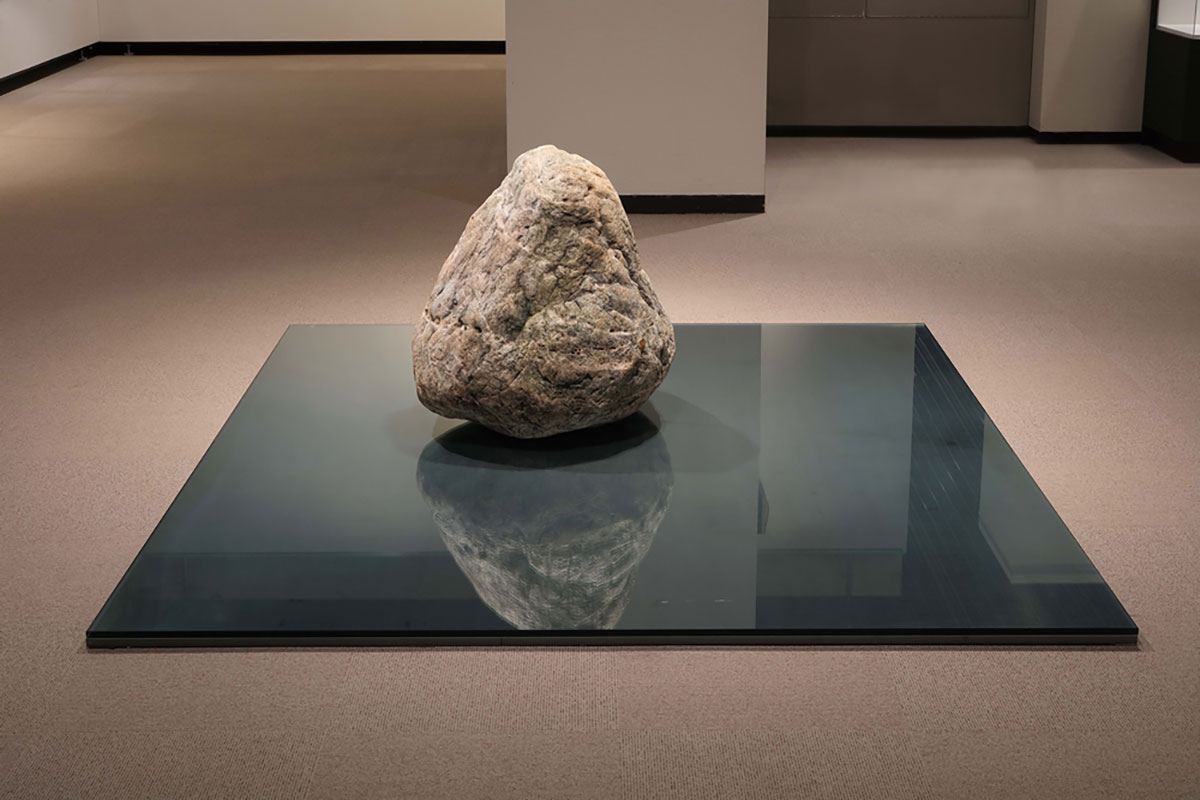 Lee Ufan, Relatum, 1968/2019, Stone, steel, glass, Stone, approx. imately 80×60×80cm; steel, 240×200×1.6cm; glass, 240×200×1.5cm, Mori Art Museum, Tokyo, © Lee Ufan, Photo: Kei Miyajima, Courtesy the artist and The National Art Center Tokyo