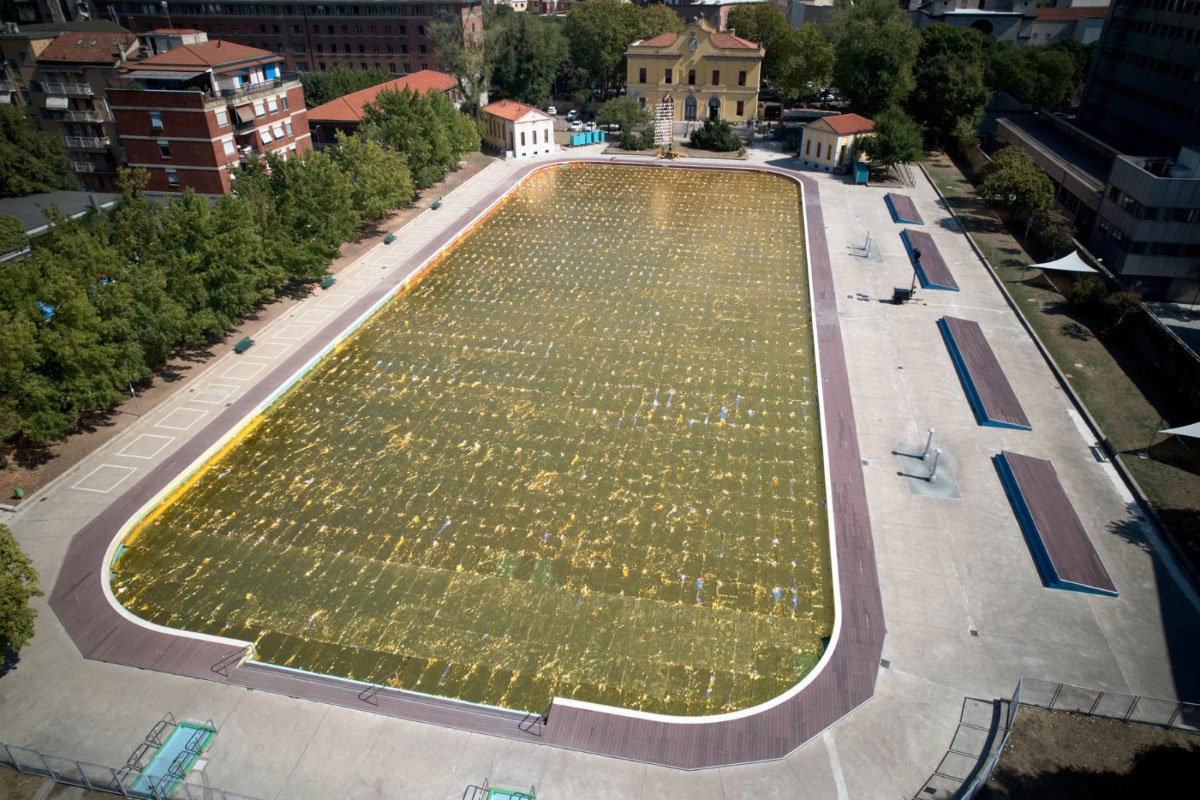 Nari Ward, Emergence Pool, 2022, rescue blankets, eva foam, cable ties, 10.000 x 4.000 cm, Produced by Fondazione Nicola Trussardi, © Nari Ward, Courtesy the artist