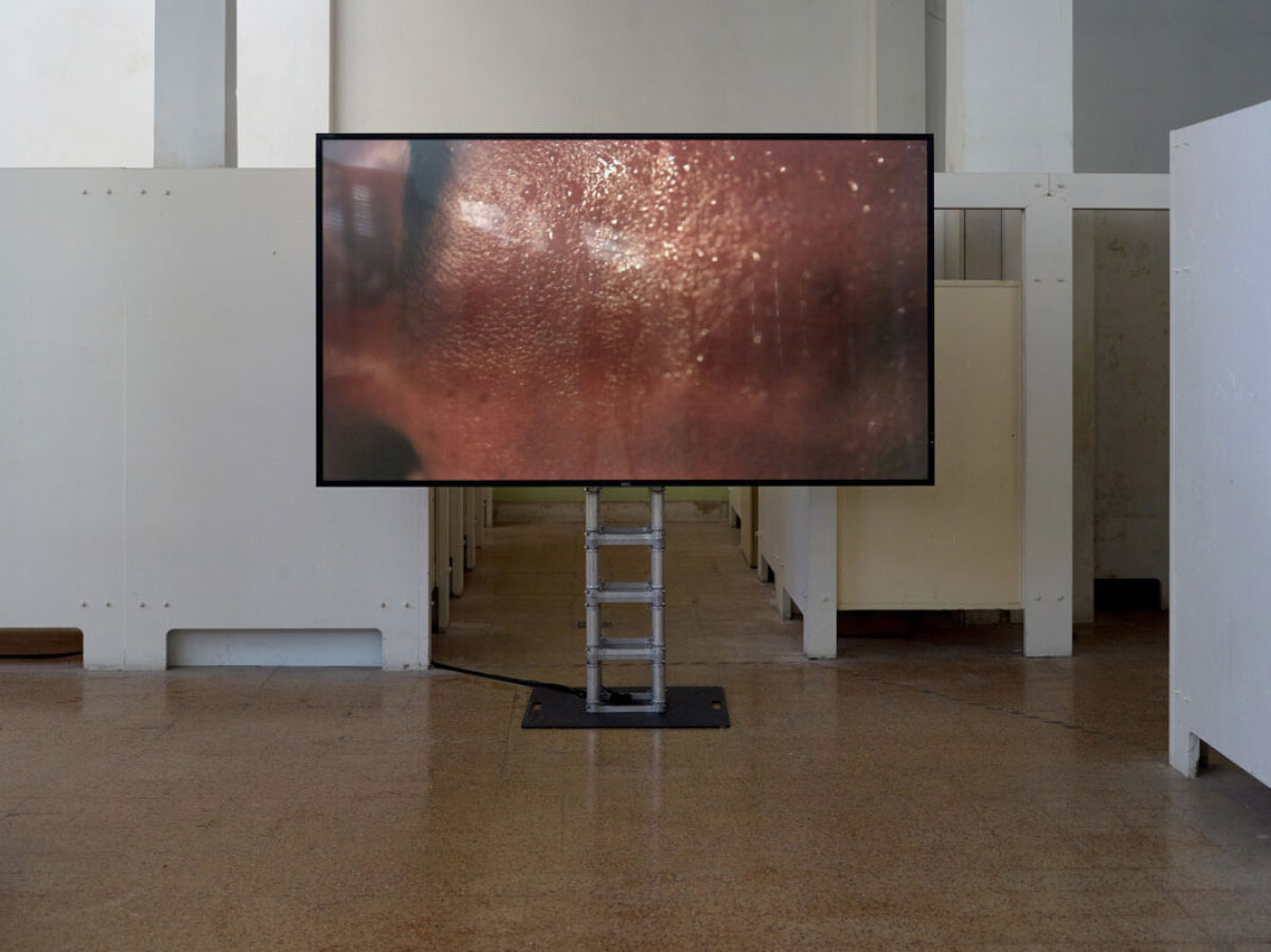 Nari Ward, Sweater, 2011, single-channel video, color, sound, variable dimensions, Duration: 4’ 46”, in collaboration with MASS MoCA, North Adams, Massachusetts, © Nari Ward, Courtesy the artist and Lehmann Maupin, New York, Hong Kong, Seul and London