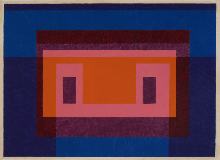 Josef Albers, Variant/Adobe: 4 Central Warm Colors Surrounded by 2 Blues, 1948, Oil on Masonite 66 x 90,8 cm, The Josef and Anni Albers Foundation / VG Bild-Kunst, Bonn 2022