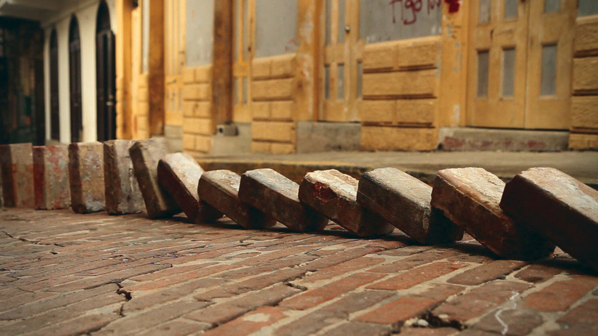 Donna Conlon and Jonathan Harker, Domino Effect (Efecto dominó), 2013, HD video (color, sound), Duration: 5 minutes, 13 seconds, Courtesy of the artists and DiabloRosso, Panamá