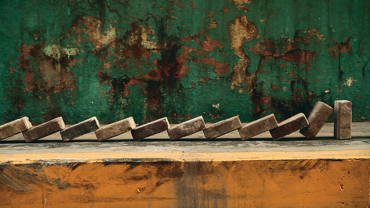 Donna Conlon and Jonathan Harker, Domino Effect (Efecto dominó), 2013, HD video (color, sound), Duration: 5 minutes, 13 seconds, Courtesy of the artists and DiabloRosso, Panamá