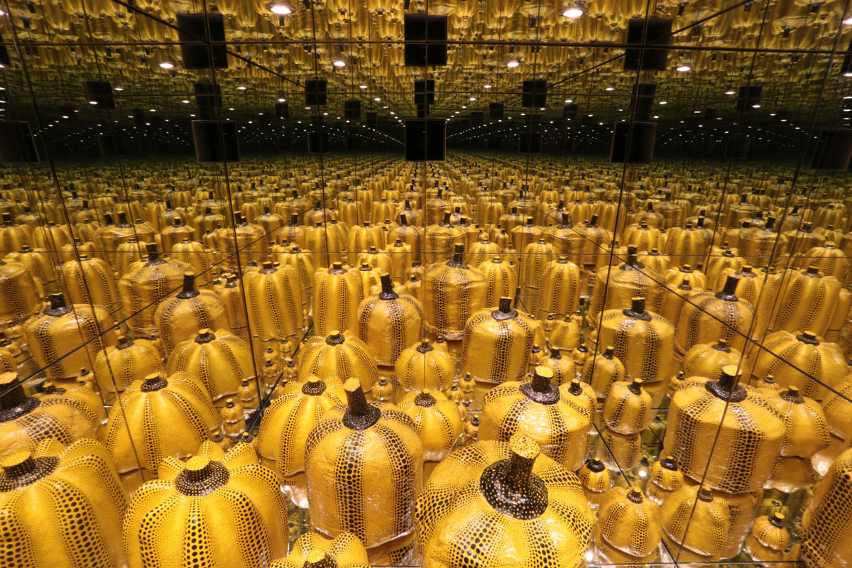 Mirror Room (Pumpkin), 1991/1992. Foundation Arc-en-Ciel/Hara Museum Collection. © YAYOI KUSAMA