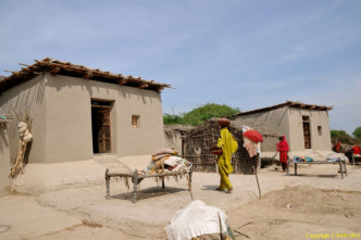 The clay and bamboo buildings have proven extremely robust. © photograph: Archiv Yasmeen Lari