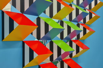 Daniel Buren, Pyramidal, haut-relief - A 9 (detail), 2016, Aluminum prisms, acrylic satin paint, aluminum Alucobond panels, 8.7 cm black vinyl stripes, 261 x 478,5 x 30,45 cm © DB-ADAGP Paris. Courtesy of the artist and GALLERIA CONTINUA