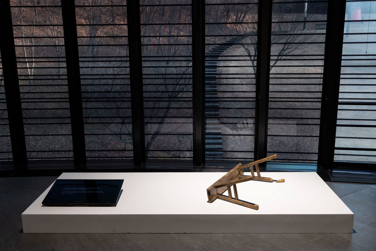 Shiu Jin, Something that Might Not Exist between the Restored and the Transformed – A Conversation with K, 2016, object/video installation, single-channel video, color, silent, 16 min 12 sec, bench 96 × 34 × 51 cm, mice sculpture 11 × 4 × 3 cm, © Shiu Jin, Courtesy the artist and Nam June Paik Art Center