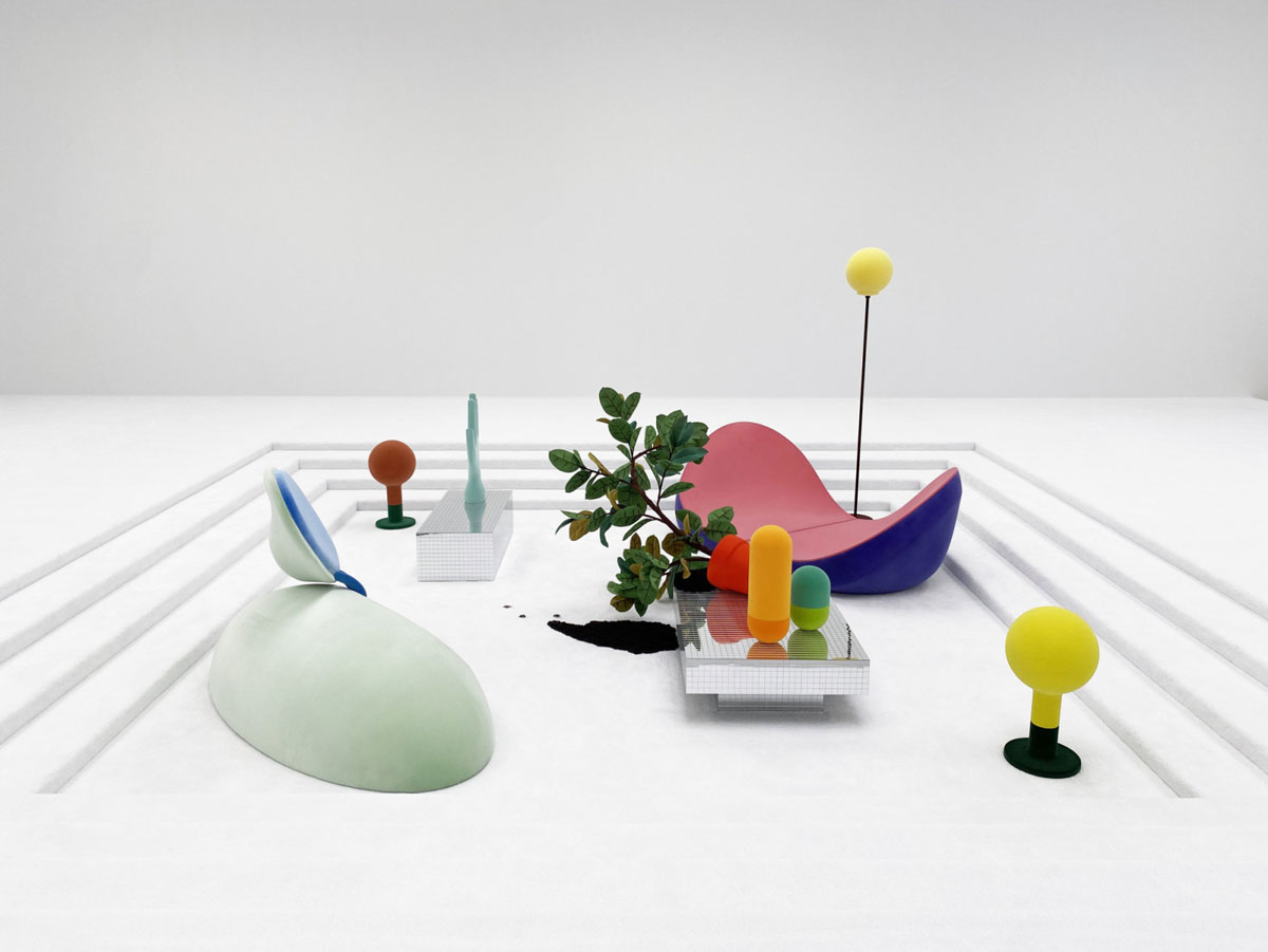 Alex Da Corte, The Conversation Pit 2023, Flock, foam, velvet, steel, SLA-printed plastic, concrete, plywood, laser-cut mirrored plexiglass, wire-core urethane rubber plant, carpet, Dimensions variable, © Alex Da Corte, Courtesy the artist and Matthew Marks Gallery