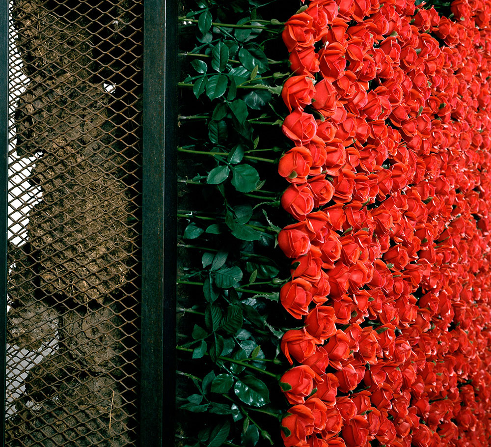 Chen Zhen, Le Produit naturel / Le Produit artificial, 1991 (detail). Metal, Plexiglas, artificial flowers, screen printed mirror, cow dung, 297 x 170 x 55 cm. Photo: Ela Bialkowska. © ADAGP, Paris