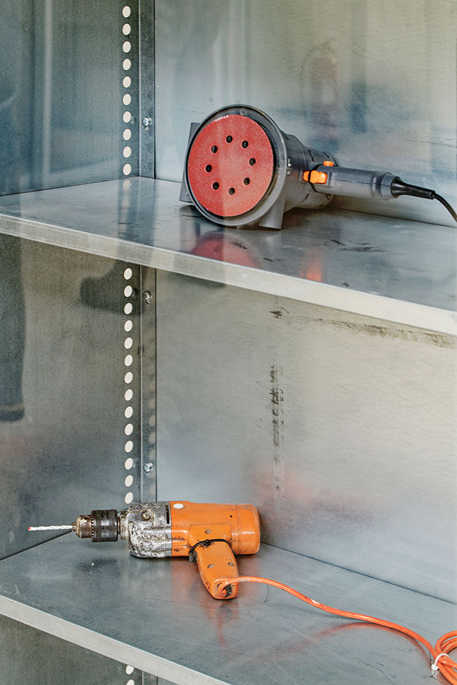 Delphine Reist, Etageres [shelves] (Detail), 2007, 3 shelves in galvanized steel, Plexiglas, electric tools, electric control Collection Institut d'art contemporain de Villeurbanne / Rh6ne-Alpes Installation view of the exhibition VRAC MUL TIVRAC, Frac Grand Large - Hauts-de- France, Dunkirk, France, 2022, © Delphine Reist, Foto: Aurelien Mole