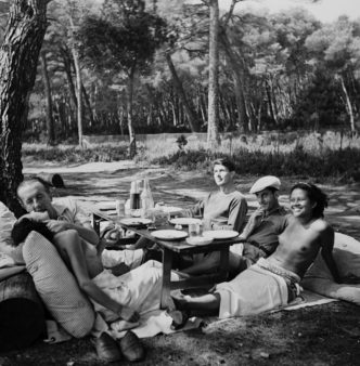 LLee Miller, Picnic, [Nusch Éluard, Paul Éluard, Roland Penrose, Man Ray and Ady Fidelin, Île Saint-Marguerite, Cannes, France, 1937, © Lee Miller Archives, England 2023. All rights reserved. www.leemiller.co.uk, Courtesy Lee Miller Archives, England and Gagosian