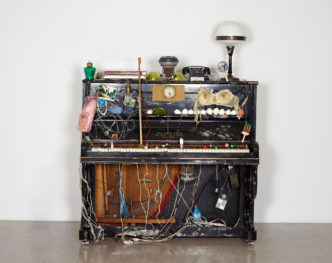 Nam June Paik, Klavier Intégral, 1958 / 1963, 136 cm x 140 cm x 65 cm, Fluxus-Klavier präpariert mit verschiedenen Materialien / Fluxus-Piano prepared with different materials, mumok - Museum moderner Kunst Stiftung Ludwig Wien, ehemals Sammlung Hahn / Former Hahn Collection, Köln / Cologne erworben / acquired in 1978, © Nam June Paik Studios