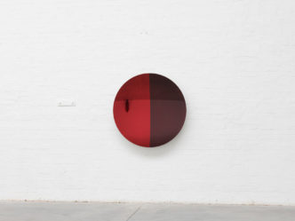 Anish_Kapoor, Laser Red to Garnet 2018, Sculpture in stainless steel and lacquer, 111 x 111 x 13 cm, Photo: Dave Morgan, © Anish Kapoor. All rights reserved SIAE, 2023 Courtesy of the artist and GALLERIA CONTINUA