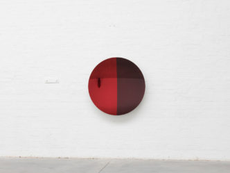 Anish_Kapoor, Laser Red to Garnet 2018, Sculpture in stainless steel and lacquer, 111 x 111 x 13 cm, Photo: Dave Morgan, © Anish Kapoor. All rights reserved SIAE, 2023 Courtesy of the artist and GALLERIA CONTINUA