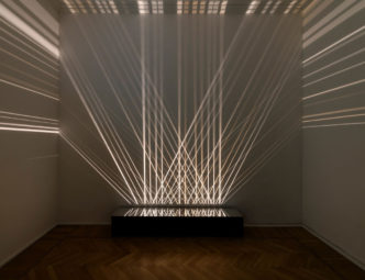 Julio Le Parc, Lumières alternées, 1993-2011, wood, mirrors, controlled light bulbs, 50 x 200 x 50 cm, Photo: Giorgio Benni, © Julio Le Parc, Courtesy the artist and Galleria Continua