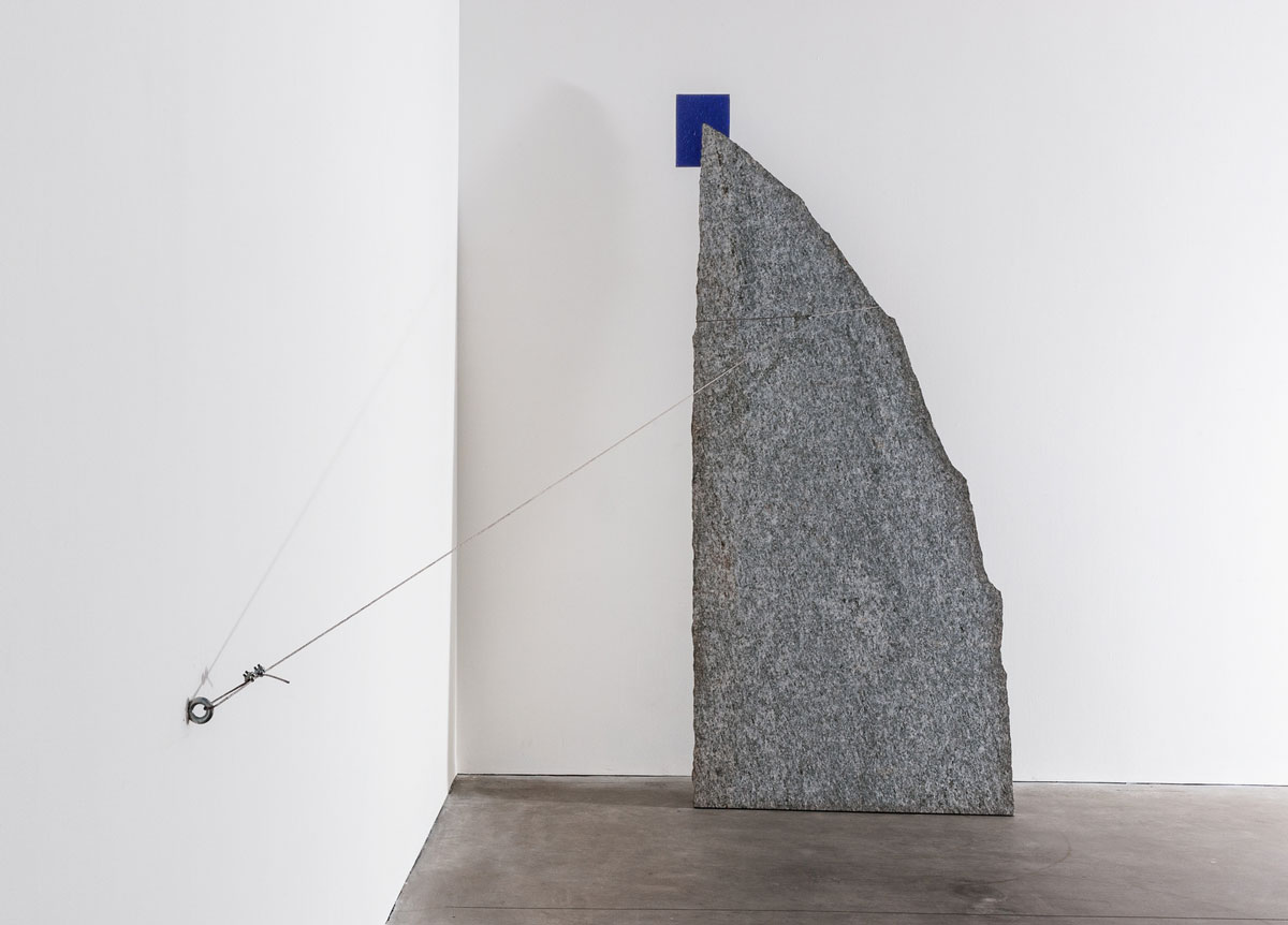 Giovanni Anselmo, Toward the Ultramarine (Verso oltremare), 1984, Stone, steel wire, slipknot, and ultramarine, 300 x 140 x 3 cm, Collection of the artist, Turin, © Giovanni Anselmo, Photo: © Paolo Mussat Sartor