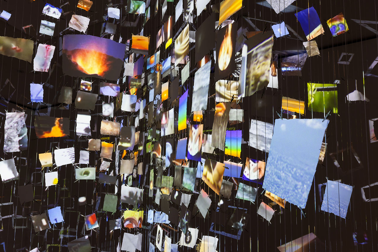 Sarah Sze, Pictures at an Exhibition, 2024, installation view, © Sarah Sze, Photo: Andrea Rossetti, Courtesy the artist and Gagosian