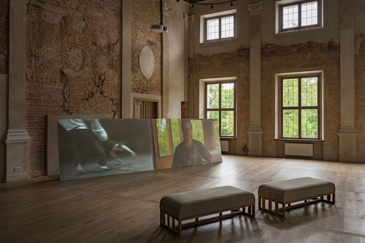 Bojana Cvejić and Lennart Laberenz. …in a non-wimpy way / steve paxton, 2019. Two screen video installation, sound, duration – 18’ and 4’43”. Photographer: Andrej Vasilenko
