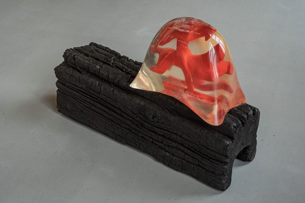 Petras Mazūras. Pilėnas, 2019–2024. Mixed media, 43 × 33 × 24 cm (wooden wall: 89 × 27.5 × 24 cm). Photographer: Andrej Vasilenko