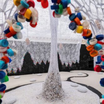 Ernesto Neto, Avant que le temps n’apparaisse, 2025, © Ernesto Neto, photo © Stéphane Aboudaram, Courtesy Ernesto Neto & Le Bon Marché Rive Gauche