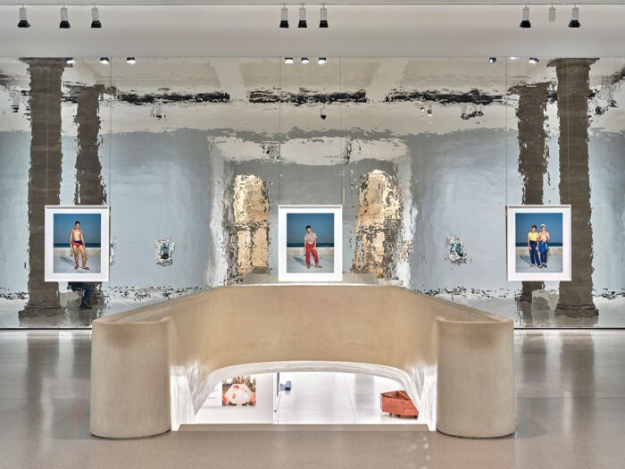Exhibition view Rineke Dijkstra. Beach Portraits Photo: Städel Museum - Norbert Miguletz