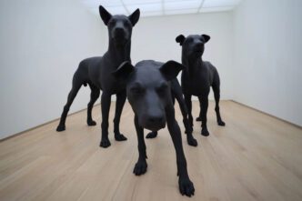 Ron Mueck, En Garde, 2023. Mixed media, variable dimensions. © the artist, Courtesy of Thaddaeus Ropac, London · Paris · Salzburg · Milan · Seoul, Photo: Antoine van Kaam