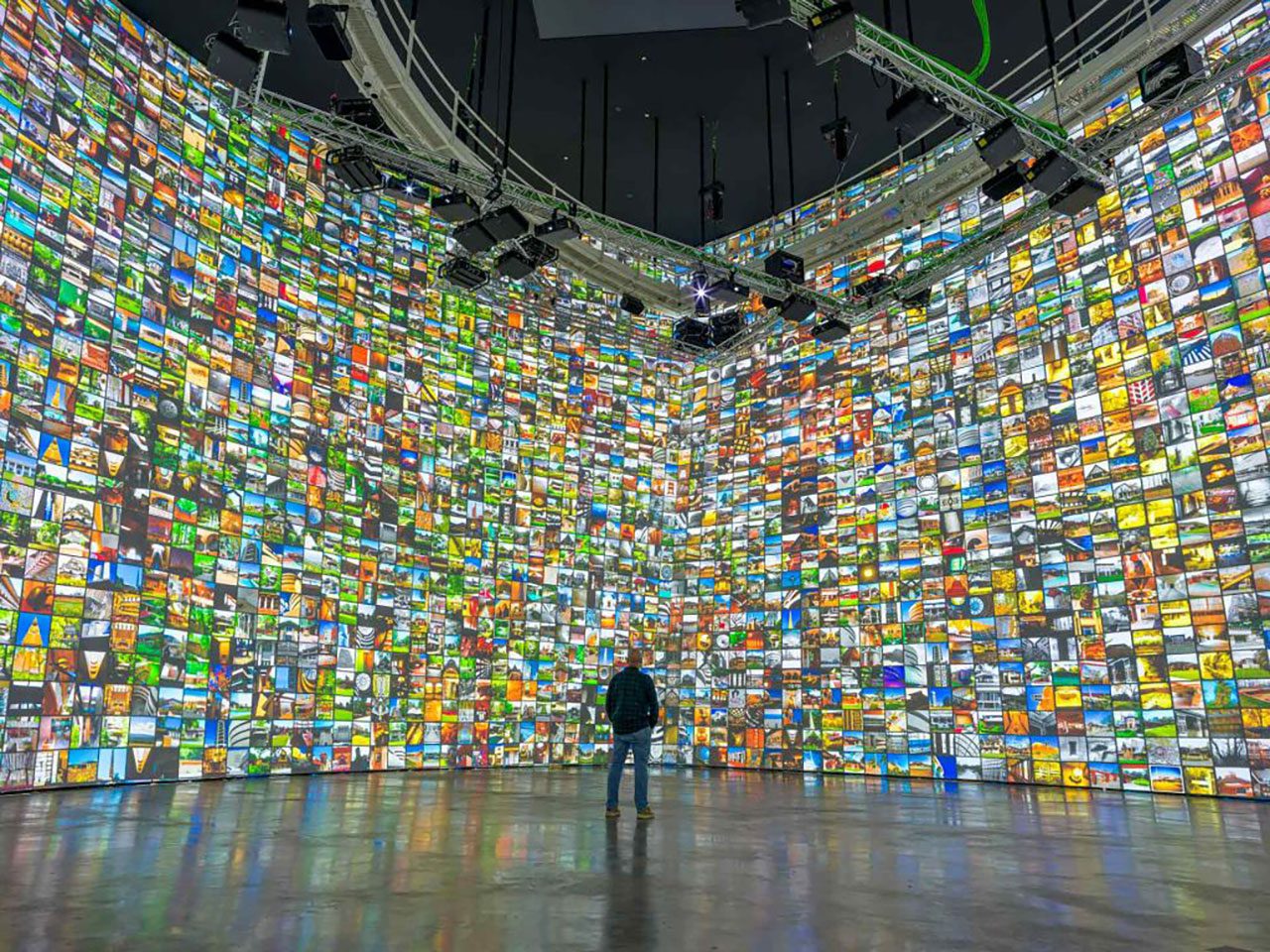 Refik Anadol Studio, Installation view of “Living Architecture: Gehry” at the Guggenheim Museum Bilbao, © Refik Anadol, Bilbao 2025