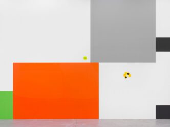 Gerwald Rockenschaub, Wall Painting (RAL 7004 Grey), 293 x 230 cm / opaque Plexiglass-Board, 200 x 300 x 0.3 cm (GS Orange 2H02), Plexiglass-Objekt, 3-pcs, 13 x 13 x 1.3 cm (GS Green 6C02), Plexiglass-Objekt, 3-pcs, 22 x 26 x 0.9 cm (GS Yellow 1H01, Black 9H01), bolts, washer, 2015, Dimensions variable, © Gerwald Rockenschaub, Courtesy the artist and Galerie Eva Presenhuber