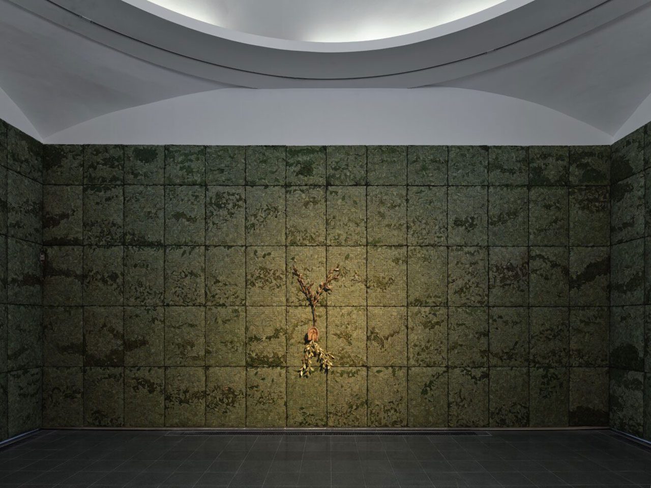 Giuseppe Penone, Respirare l’ombra (To Breathe the Shadow), 2000. Metal grids, laurel leaves, and bronze. ©Photo: George Darrell. Courtesy Giuseppe Penone and Serpentine