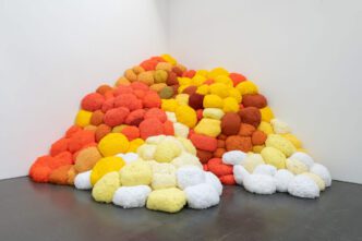 Sheila Hicks, Saffron Sentinel, 2017, Dyed fibers, approx. 7 m high, Courtesy of the artist © Sheila Hicks / VG Bild-Kunst, Bonn 2025, Exhibited at Kunsthalle Düsseldorf, 2024, Photo: Katja Illner