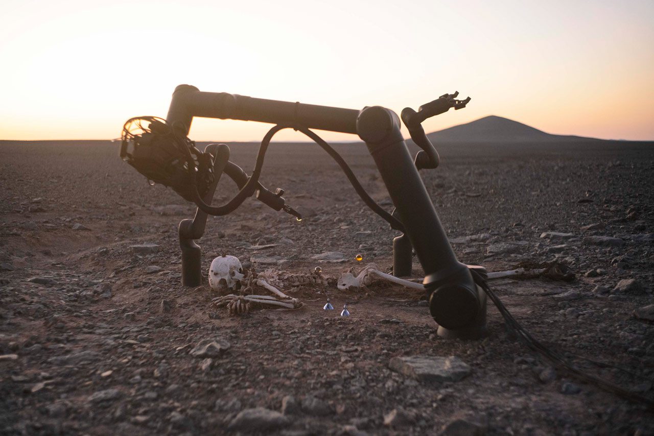 Pierre Huyghe, Camata, 2024, Robotics driven by machine learning, self-directed film, edited in real time by self-learning algorithms, sound, sensors, Edition of 5 plus 2 artist's proofs, © Pierre Huyghe, Courtesy the artist and Marian Goodman Gallery