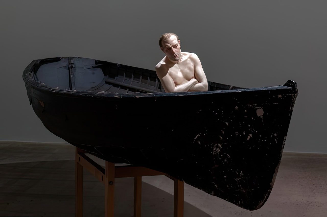 Ron Mueck, Man in a Boat, 2002, mixed media, 159 × 138 × 429 cm. Private Collection