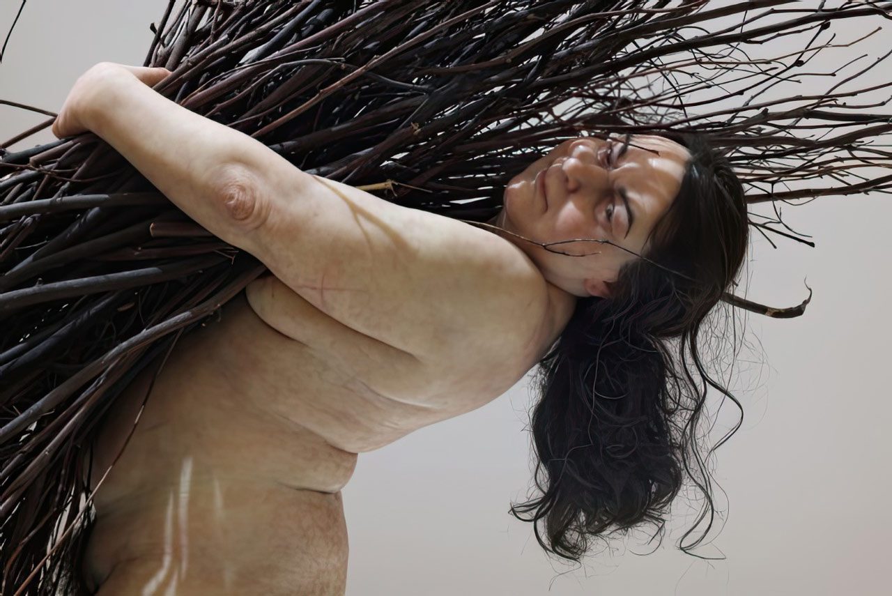 Ron Mueck, Woman with Sticks, 2009, mixed media, 170 × 183 × 120 cm. Collection Fondation Cartier pour l'art contemporain