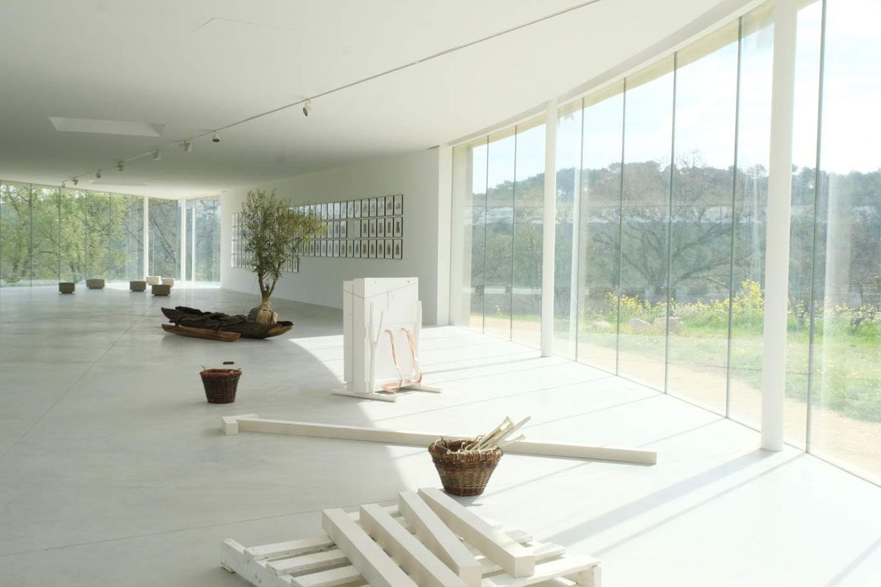 Par quatre chemins, Exhibition view, Château La Coste- Le Puy-Sainte-Réparade, 2025, Photo: Martin Argyrolo, Courtesy Château La Coste